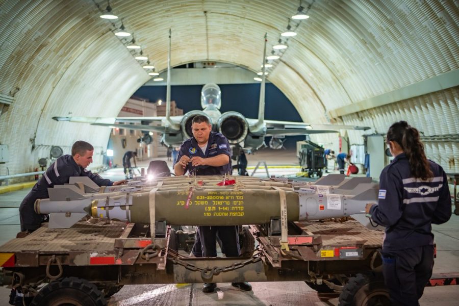 Teknisi IAF persiapkan bom