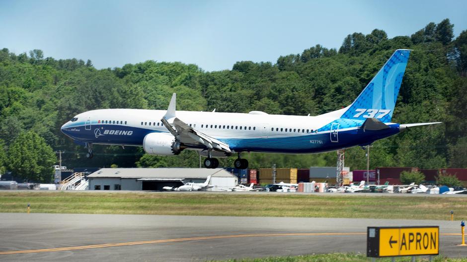 Boeing 737-10