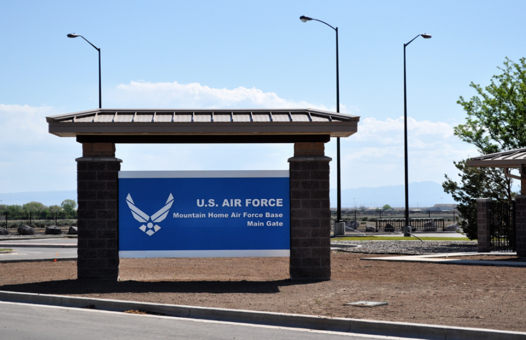 Mountain Home AFB, Kampung Para Koboi Sang Elang Penyerang