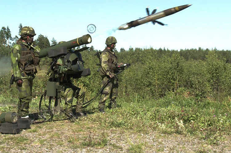 Pasukan Ukraina menembak jatuh helikopter Ka-52 Rusia dengan MANPADS RBS 70 Swedia.