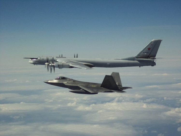 F-22 dan Tu-95