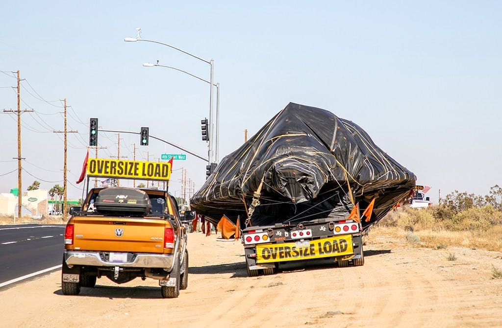 F-117 diangkut trailer
