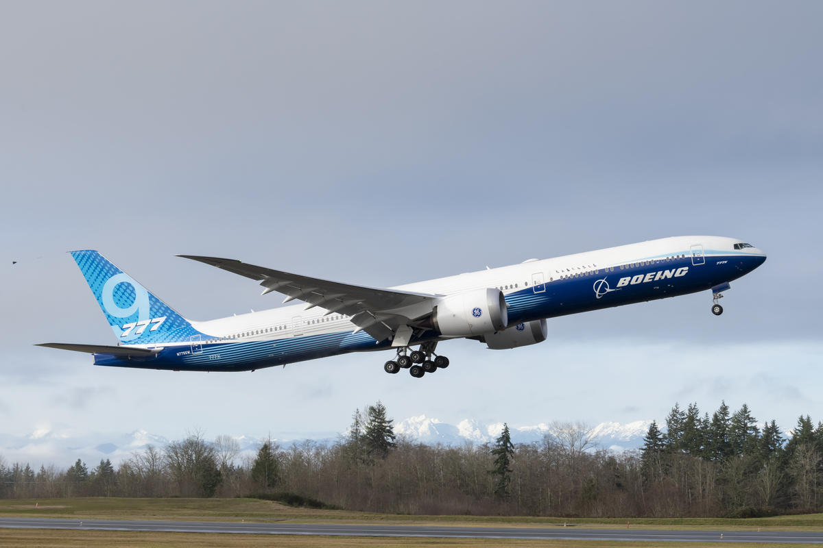 Boeing 777X terbang perdana