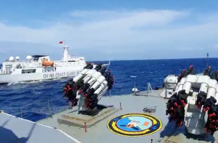 KRI Tjiptadi hadang kapal China Coas Guard_koarmada1