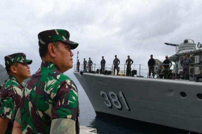 Laksdya TNI Yudo Margono melepas KRI Tjiptadi