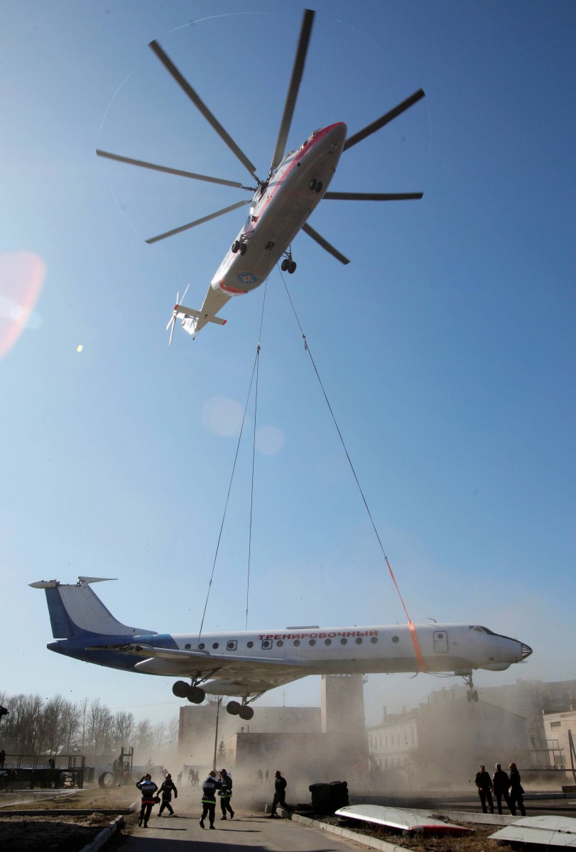 Mi-26 memindahkan monumen pesawat Tu-134.