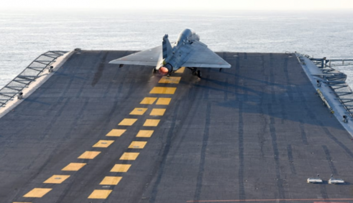 Tejas versi maritim lepas landas dari INS Vikramaditya