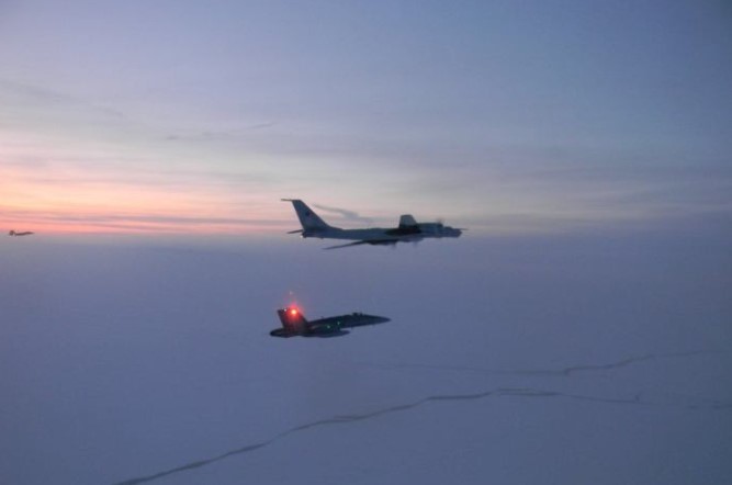 CF-18 dan Tu-142