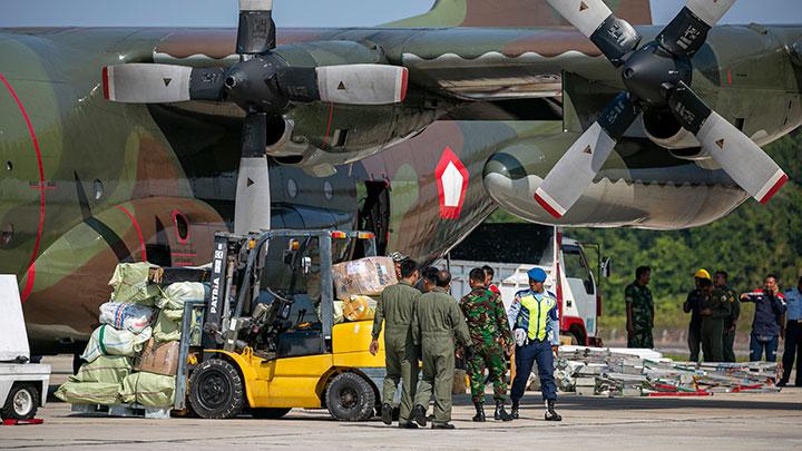 Hercules TNI AU bawa peralatan rumah sakit di Batam