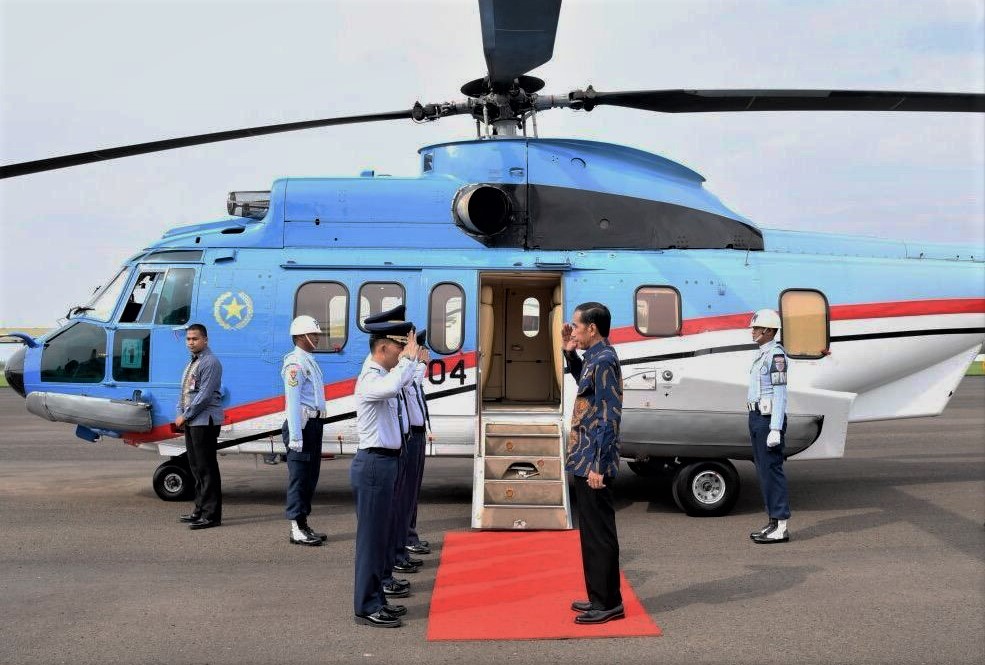 Presiden Jokowi bersiap menaiki helikopter kepresidenan