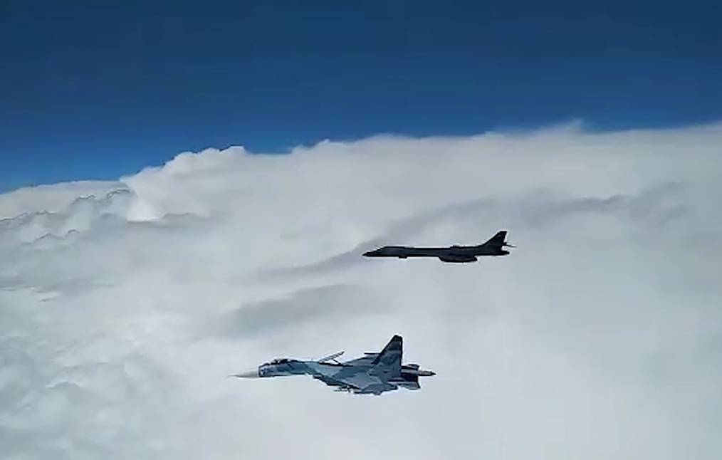 Su-27 cegat B-1B