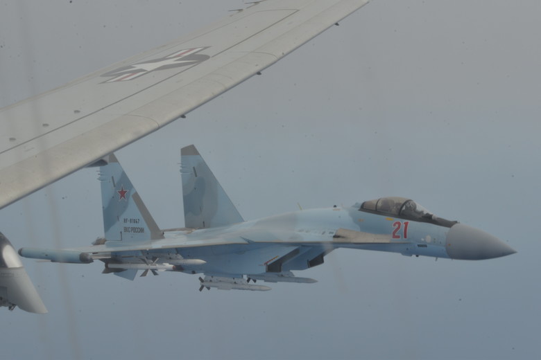 Su-35 cegat P-8A