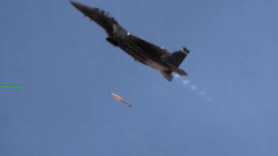 F-15E jatuhkan bom gravitasi nuklir B61-12