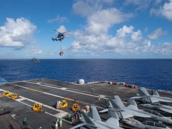 Super Puma kirim logistik ke kapal induk