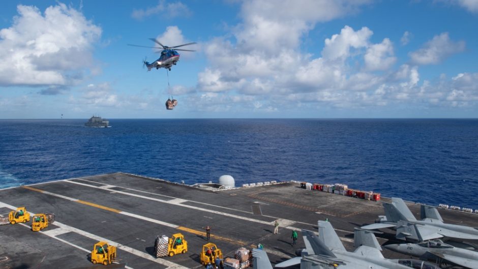 Super Puma kirim logistik ke kapal induk