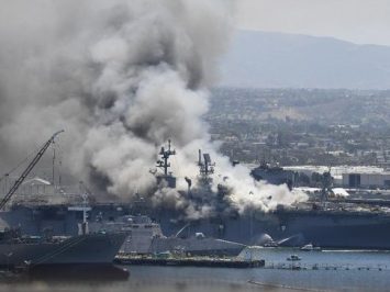 USS-Bonhomme-Richard-terbakar