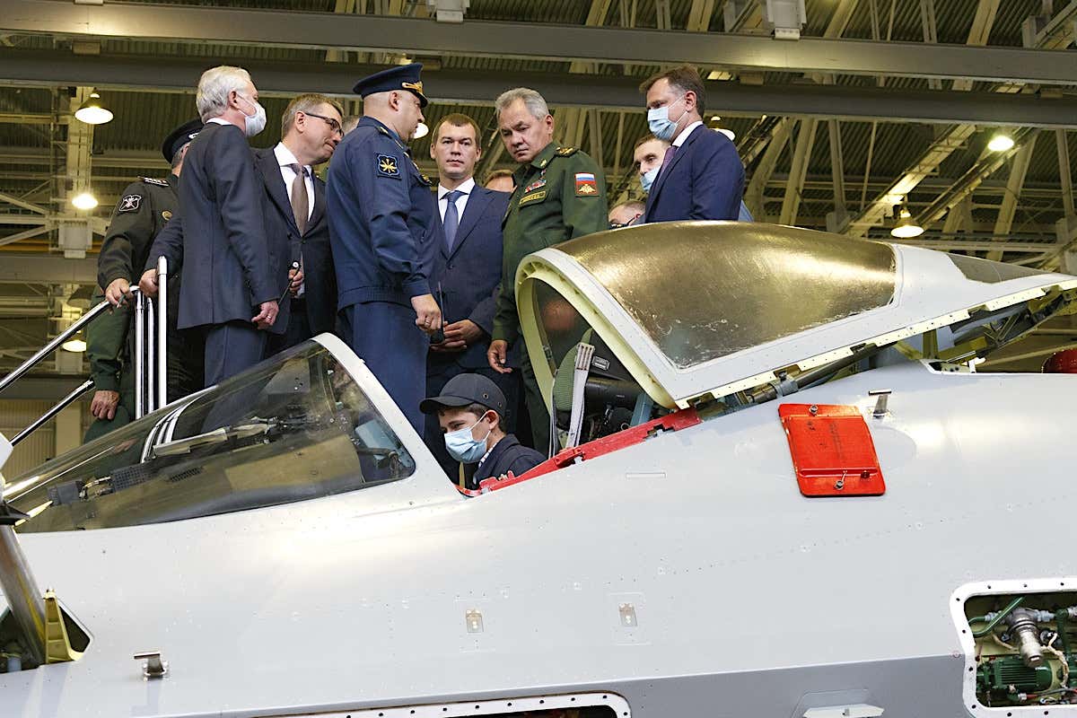 Sergei-Shoigu-tinjau-fasilitas-produksi-Su-57