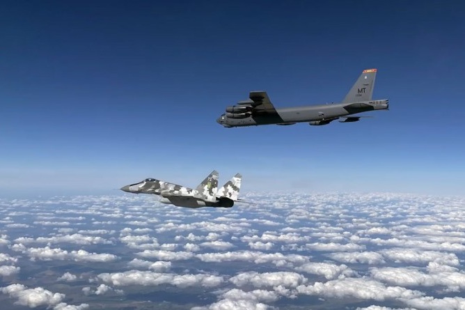 B-52 dikawal MiG-29 ukraina