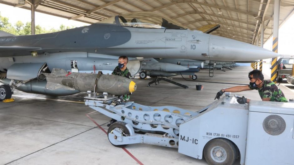 F-16 loading persenjataan