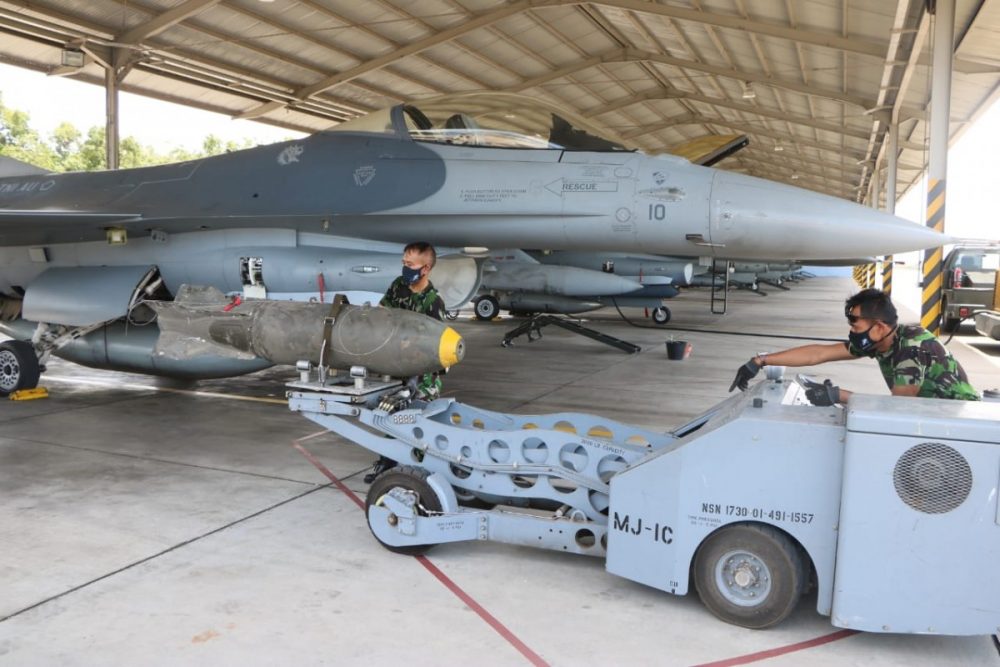 F-16 loading persenjataan