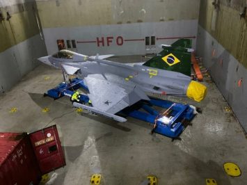 Gripen E di kapal laut