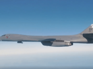 MiG-31 dan Su-35 intercepted B-1B