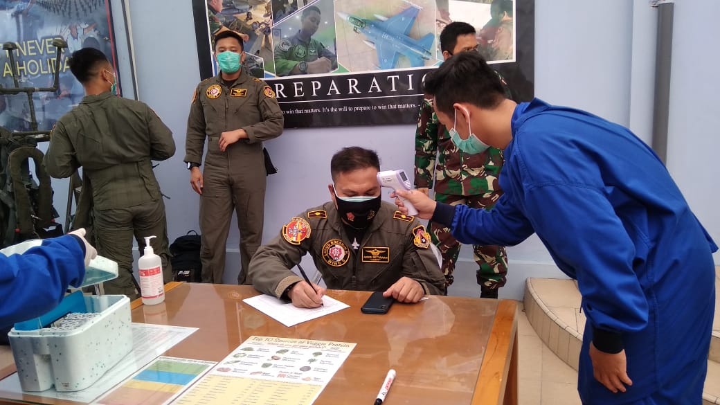 Pemeriksaan kesehatan dan swab test penerbang TNI AU