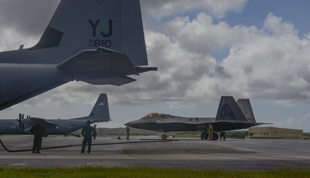 F-22_hot-pit refuel