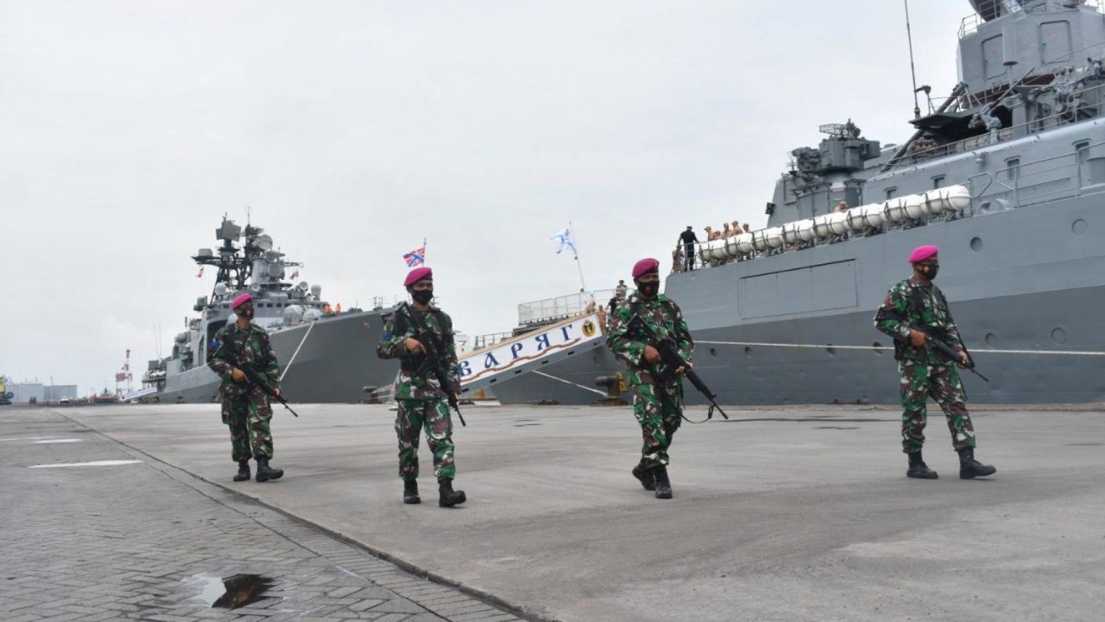 Korps Marinir menjaga kedatangan tiga kapal Rusia di Surabaya