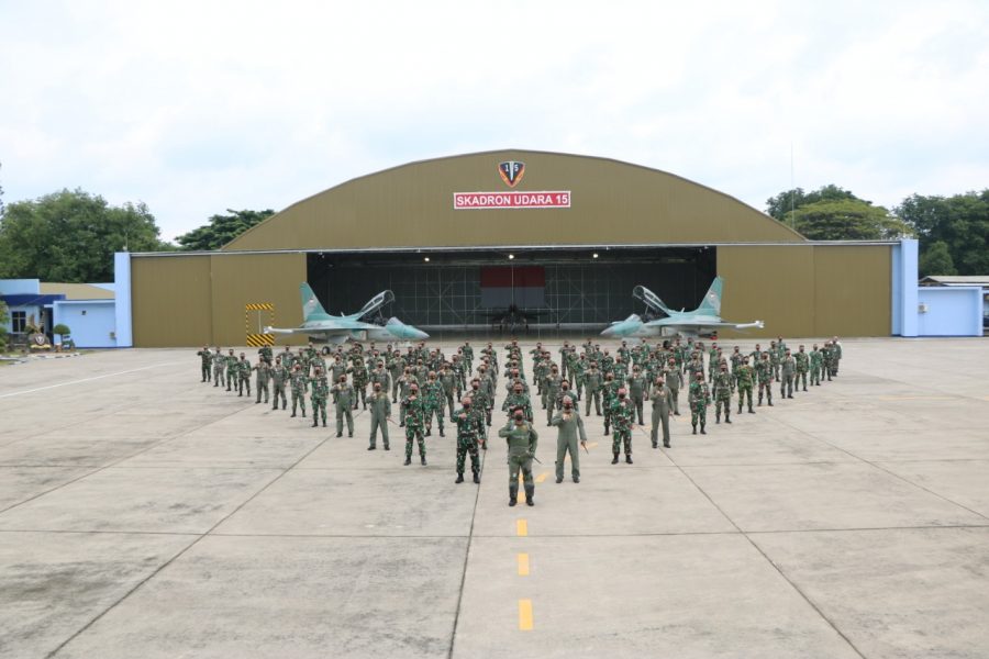 Panglima TNI Marsekal TNI Hadi Tjahjanto foto bersama di Skadron Udara 15