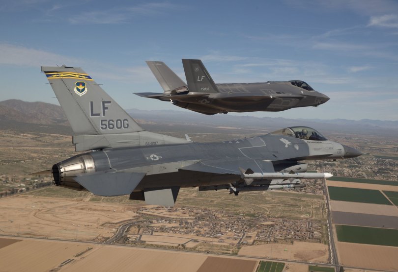 F-16 dan F-35 pertama di Luke AFB