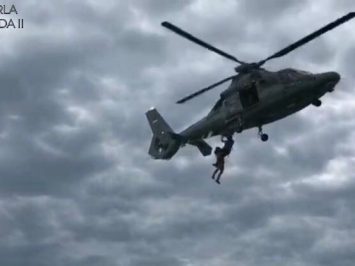 Latihan SAR Laut TNI AL dan Basarnas di Teluk Balikpapan