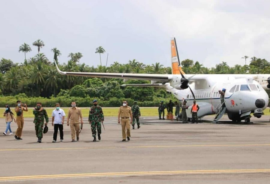 Pesawat CN235 mendarat di Bandara Kao Halut