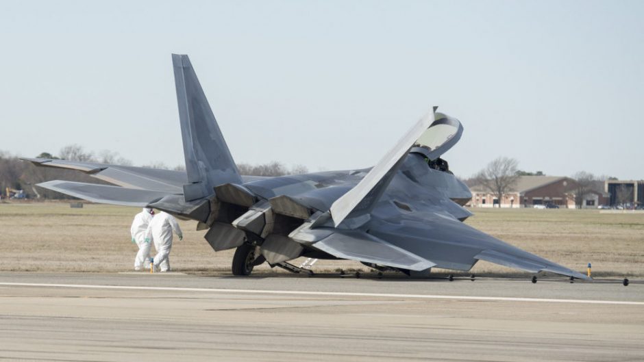 F-22 Raptor tergelincir