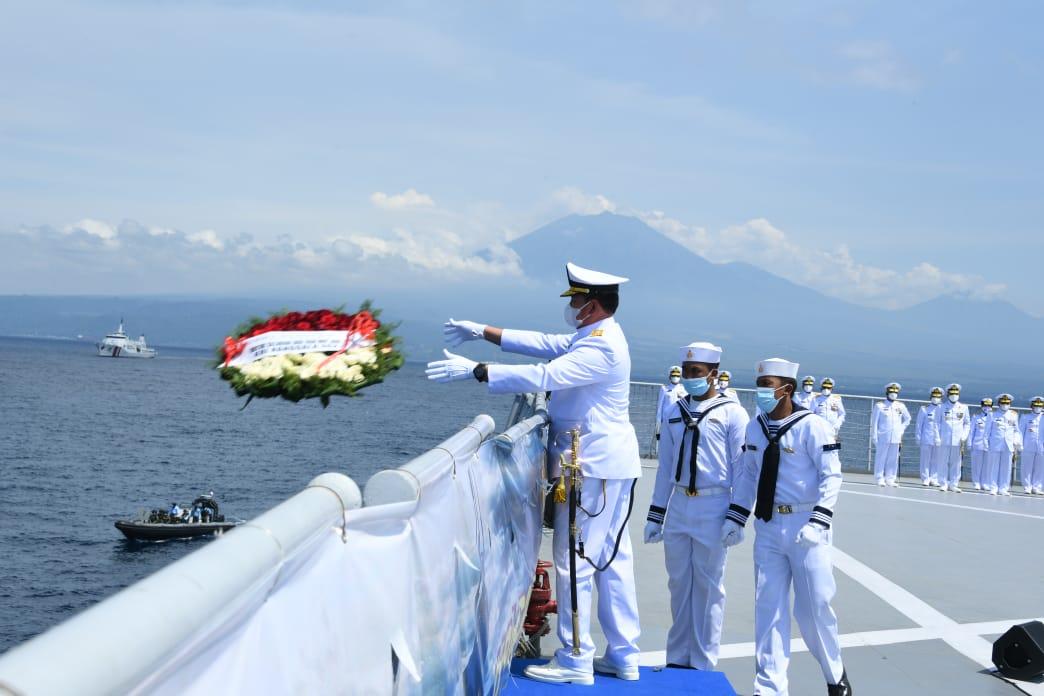 Rabur bunga untuk KRI Nanggala oleh KSAL