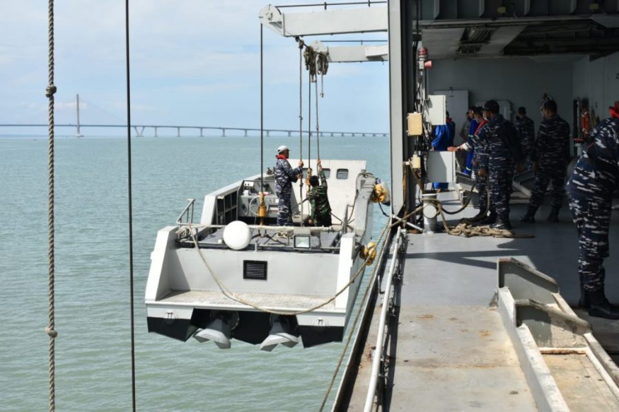 Latihan Uji Terampil KRI Surabaya dan KRI Teluk Banten