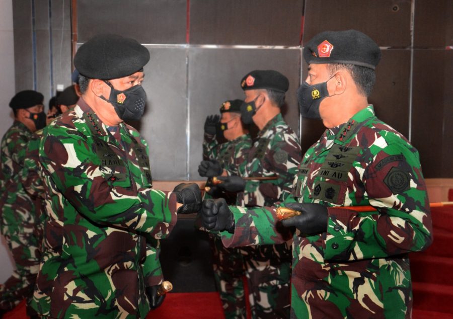 Panglima TNI menerima laporan kenaikan pangkat Danjen Akademi TNI