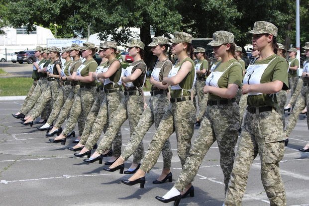 Kadet Wanita Ukraina kenakan sepatu hak tinggi dalam parade
