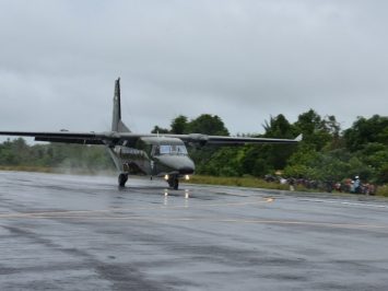 NC-212i mendarat perdana di Bandara Liku