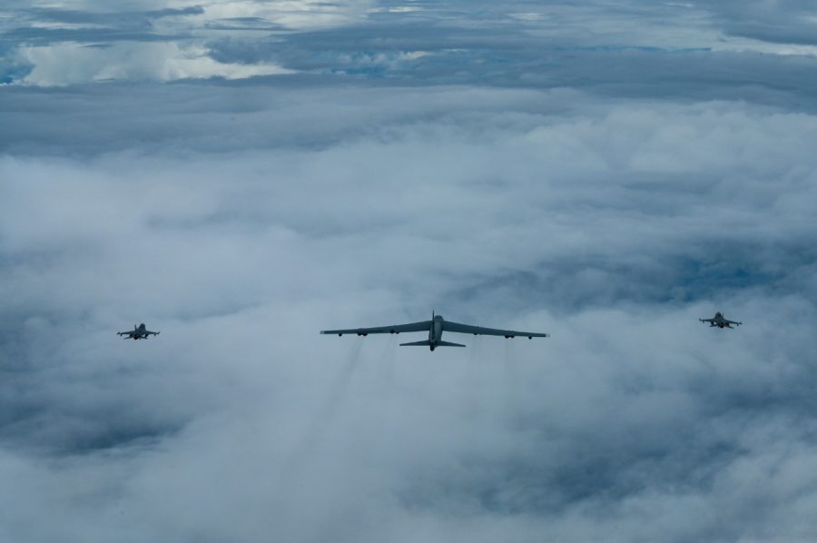 B-52 dan 2 F-16 TNI AU terbang berdampingan