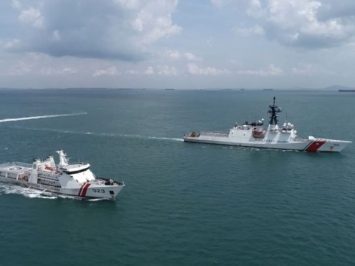 KN Pulau Dana-323 dan USCG Munro-755