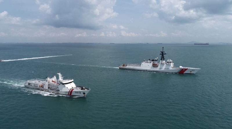 KN Pulau Dana-323 dan USCG Munro-755