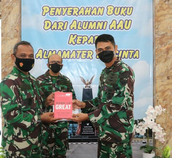 Penyerahan-buku-untuk-perpustakaan-AAU