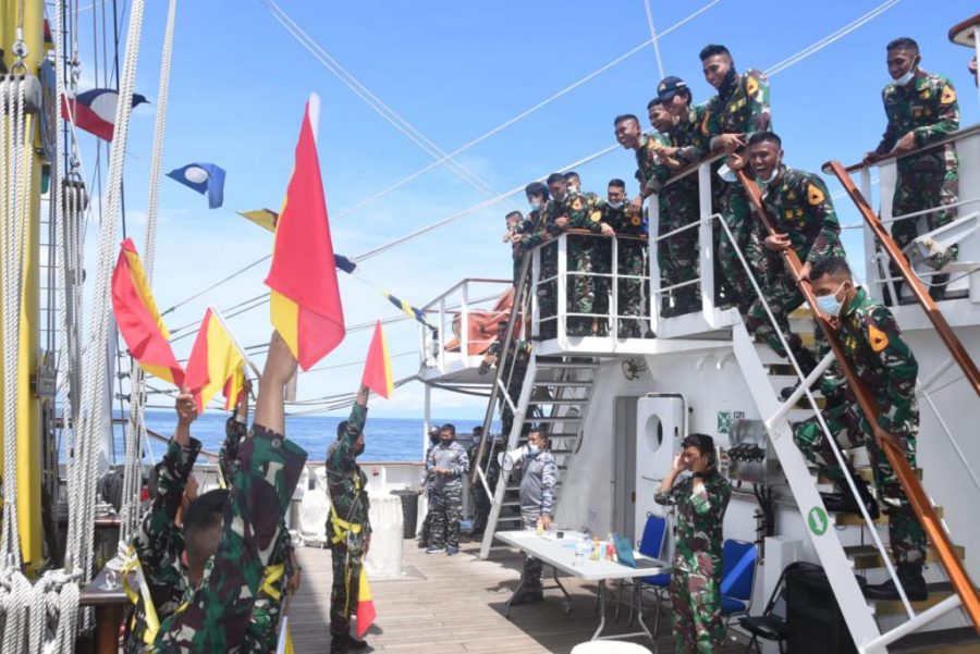 Taruna AAL saat KRI Bima Suci lego jangkar