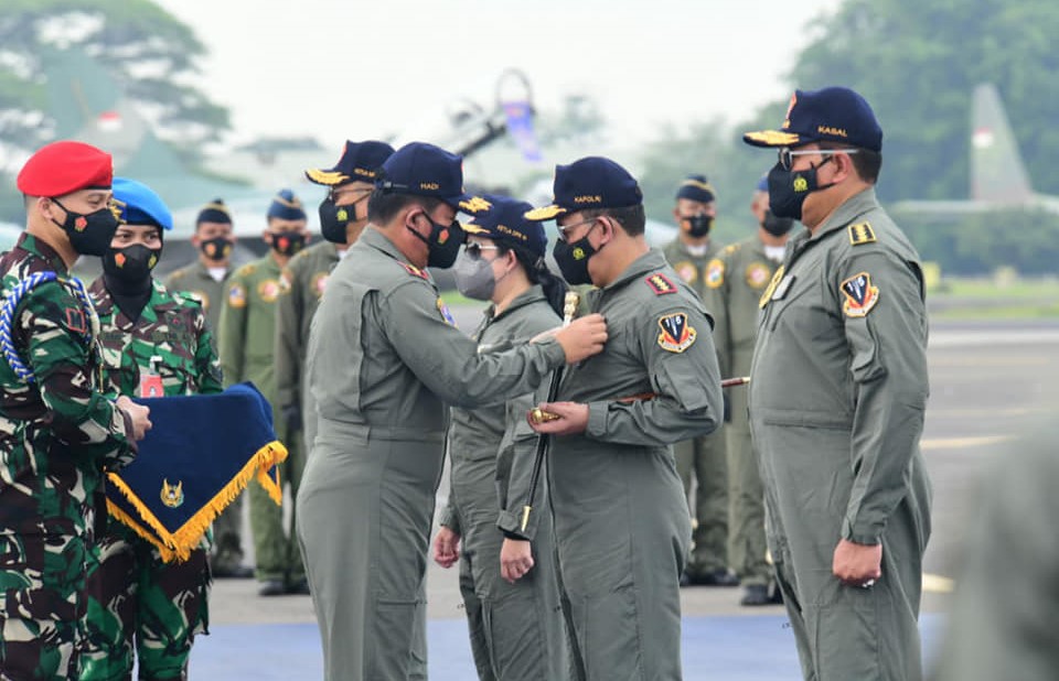 Panglima-TNI-menyematkan-Wing-Penerbang-Kehormatan-Kelas-I