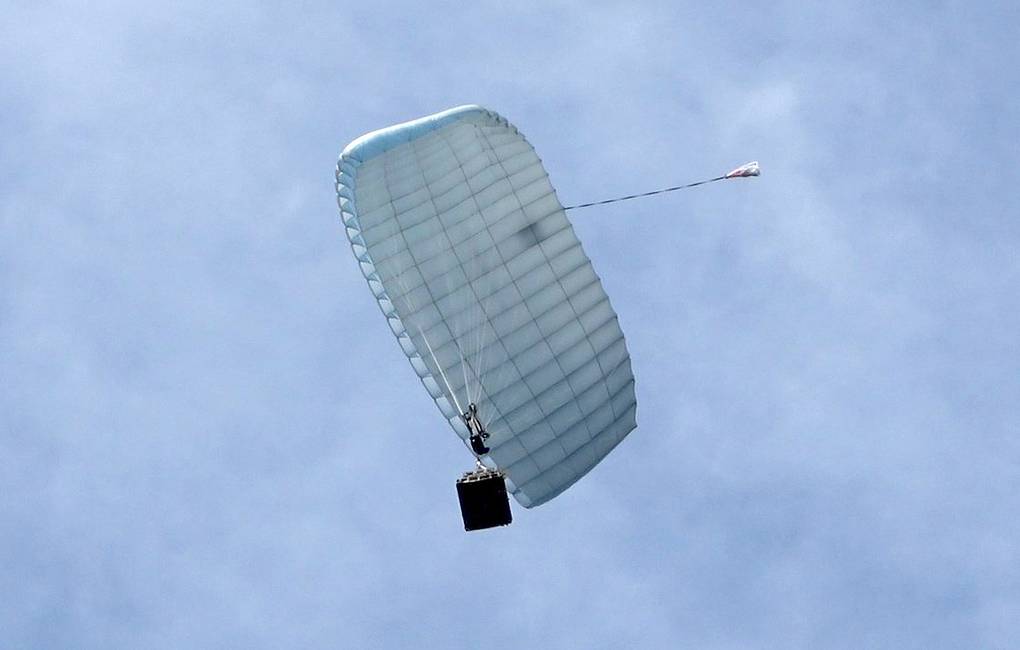 Parasut Cerdas pembawa kargo