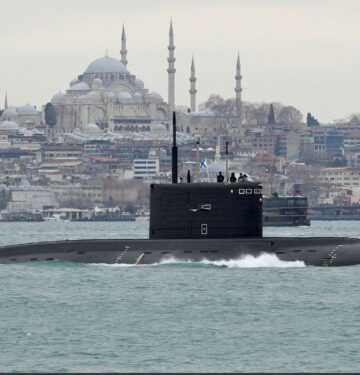 Kapal selam Rusia melintasi Selat Bosphorus