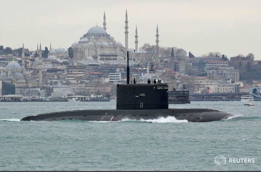 Kapal selam Rusia melintasi Selat Bosphorus