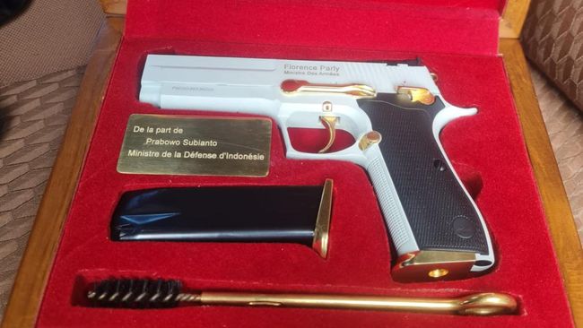 Pistol Pindad G2 untuk Florence Parly_