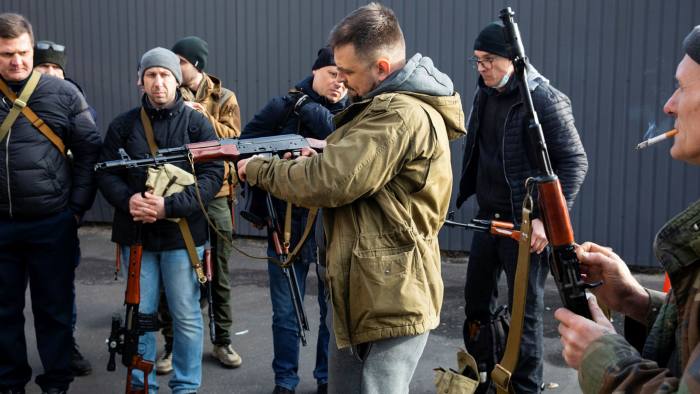 Warga Ukraina diberi senjata untuk bergabung dengan pasukan cadangan